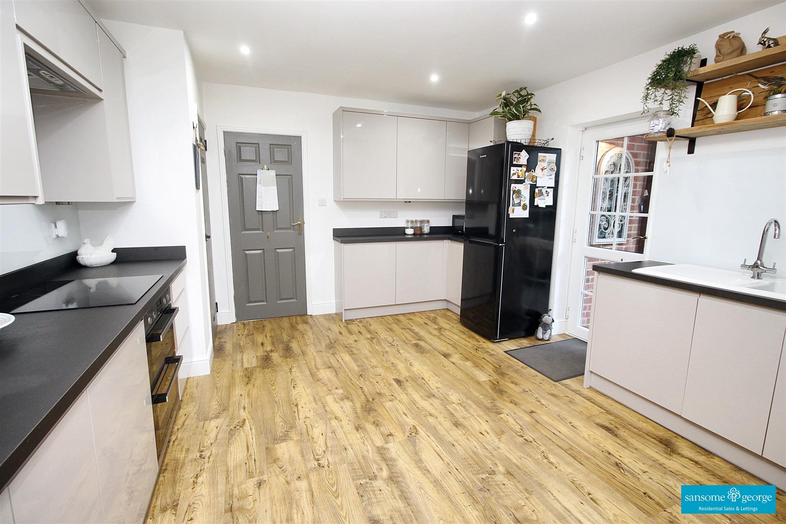 5 bed property in Westridge Avenue, Reading